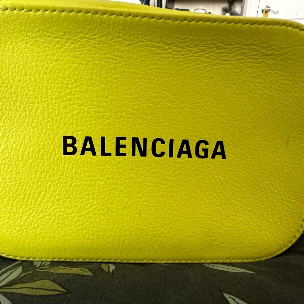 Balenciaga camera bag! Neon yellow| RARE COLOR AND BAG| - Picture 3 of 5
